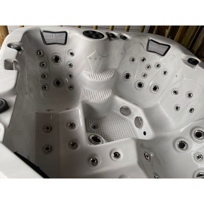 Ex-Display Harmony™ 4 Person 2 Lounger Hot Tub