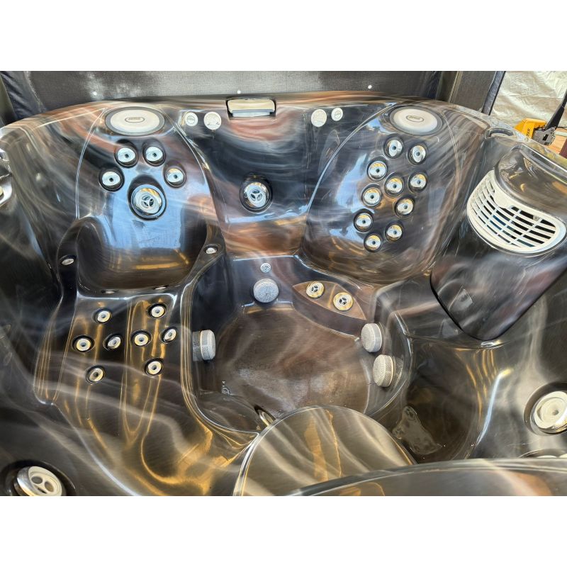 Pre-loved Jacuzzi J335 