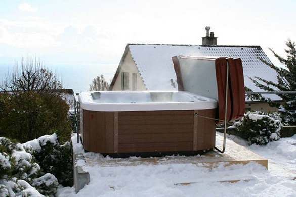 Hot tub with a cover and cover lifter